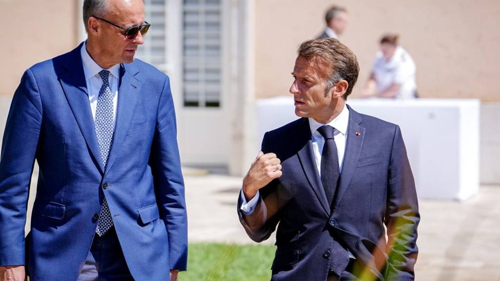 Bundeskanzler Friedrich Merz (l,CDU) und Frankreichs Präsident Emmanuel Macron. Foto: Kay Nietfeld/dpa