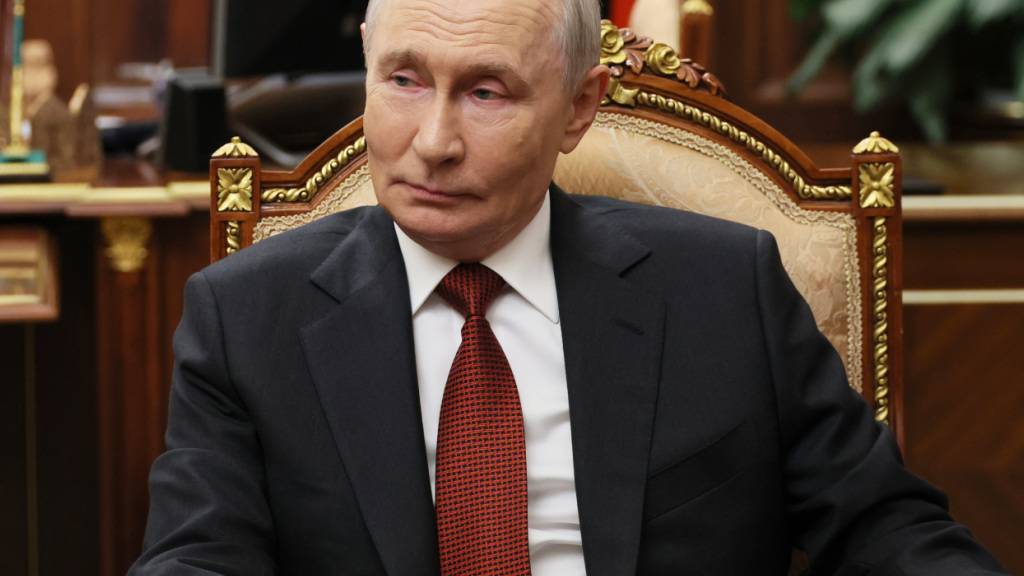 Der russische Präsident Wladimir Putin spricht während seines Interviews mit dem russischen Journalisten Sarubin im Kreml. Foto: Mikhail Metzel/Pool Sputnik Kremlin via AP/dpa/Archivbild