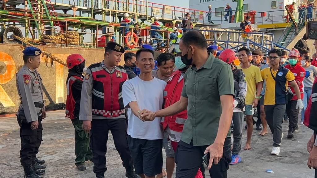Tragisches Fährunglück in Indonesien - 129 Menschen vermisst