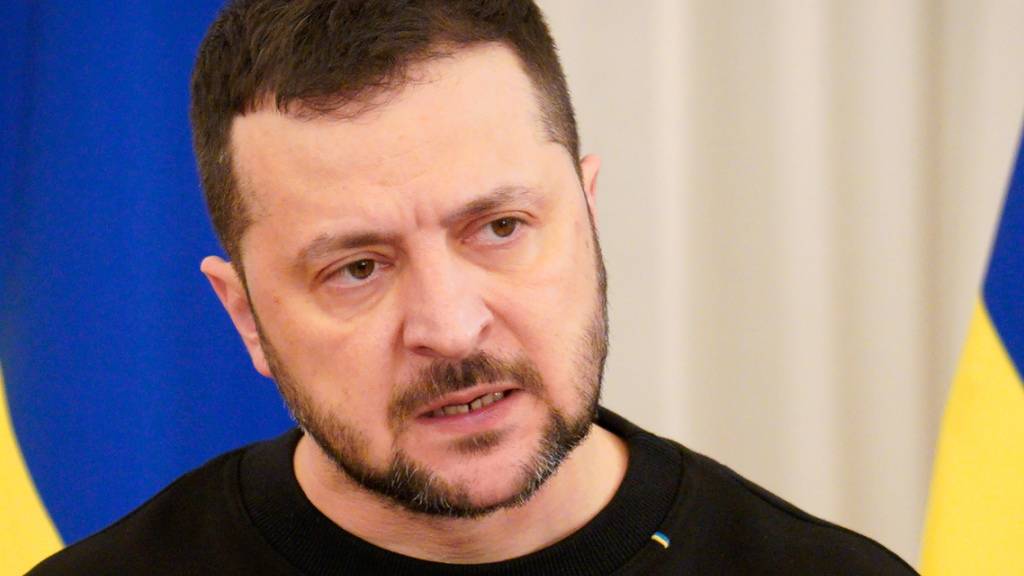 Wolodymyr Selenskyj, Präsident der Ukraine, spricht während einer Pressekonferenz. Foto: Roman Koksarov/AP/dpa