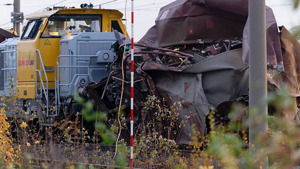 dpatopbilder - Trümmer eines entgleisten Güterzuges und eines Bauzuges stehen auf den Gleisen der Bahnstrecke bei Kerpen. Foto: Henning Kaiser/dpa