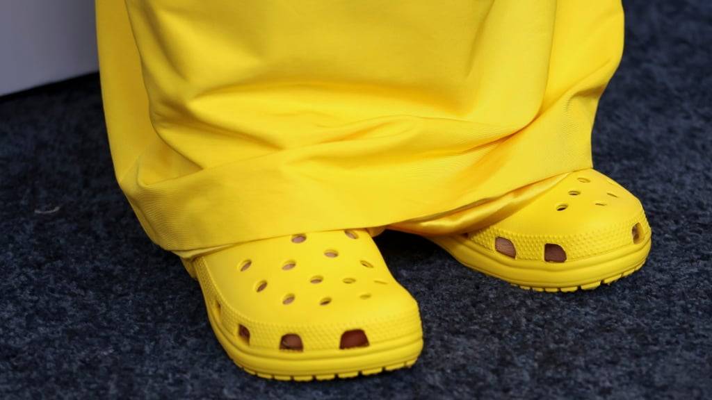Die Macher der Crocs-Gummischuhe sehen die Kauflust der US-Verbraucher schwinden und leiden unter Donald Trumps Importzöllen. Anleger lassen die Aktie fallen. (Archivbild)
