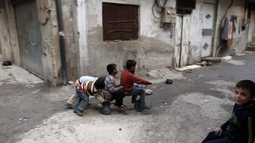 Die Waffenruhe hält weitgehend: Ein bisschen Normalität kehrt ins im Leben dieser Kinder zurück in der von syrischen Rebellen gehaltenen Stadt Tishreen.