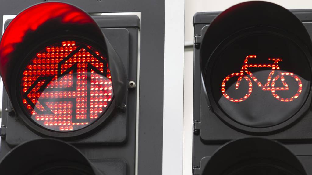 Die Verkehrseinschränkungen auf der Kantonsstrasse zwischen Münchenbuchsee und Moosseedorf werden mit Licht signalisiert. (Symbolbild)