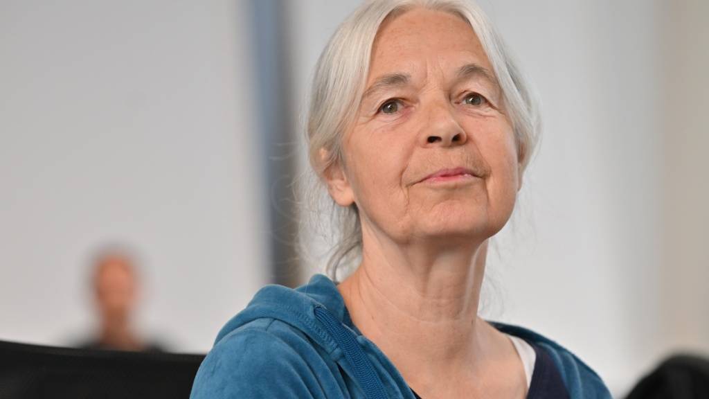 dpatopbilder - Die Angeklagte Daniela Klette sitzt in dem provisorischen Gerichtssaal des Landgerichts Verden in Verden-Eitze. Foto: Sina Schuldt/dpa-pool/dpa