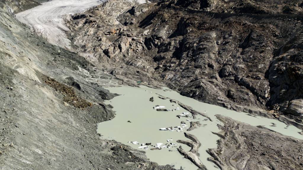 Wie alle Schweizer Gletscher hat der Findelen-Gletscher in Zermatt VS im Jahr 2025 gelitten. Schweizweit haben die Gletscher diesen Sommer drei Prozent ihres Eises verloren.