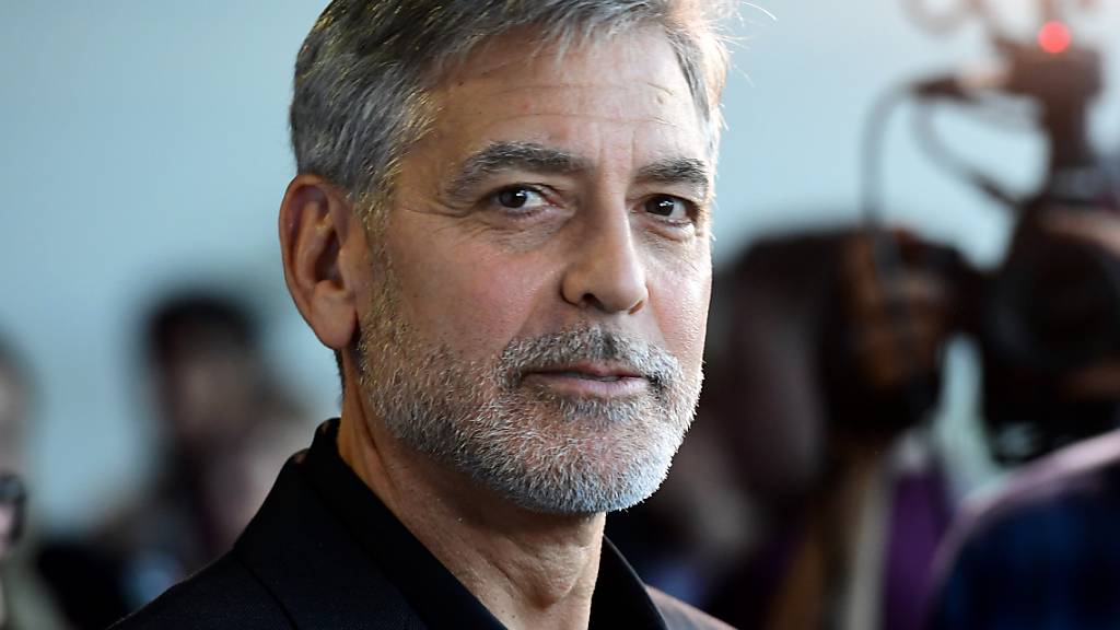 ARCHIV - George Clooney, Schauspieler aus den USA, kommt zur Premiere des Films «Catch-22 - Der böse Trick» im GUE Cinema Westfield. Foto: Ian West/PA Wire/dpa