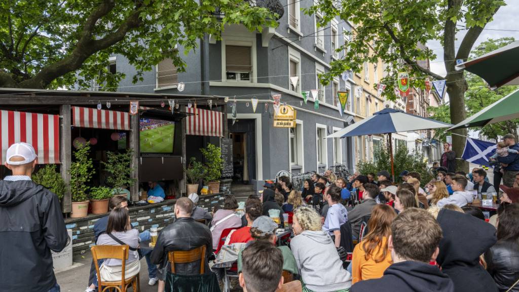 Zusammen draussen Spiele der Fussball-WM schauen soll auch nach 23 Uhr möglich sein, findet das Zürcher Stadtparlament. (Archivbild)