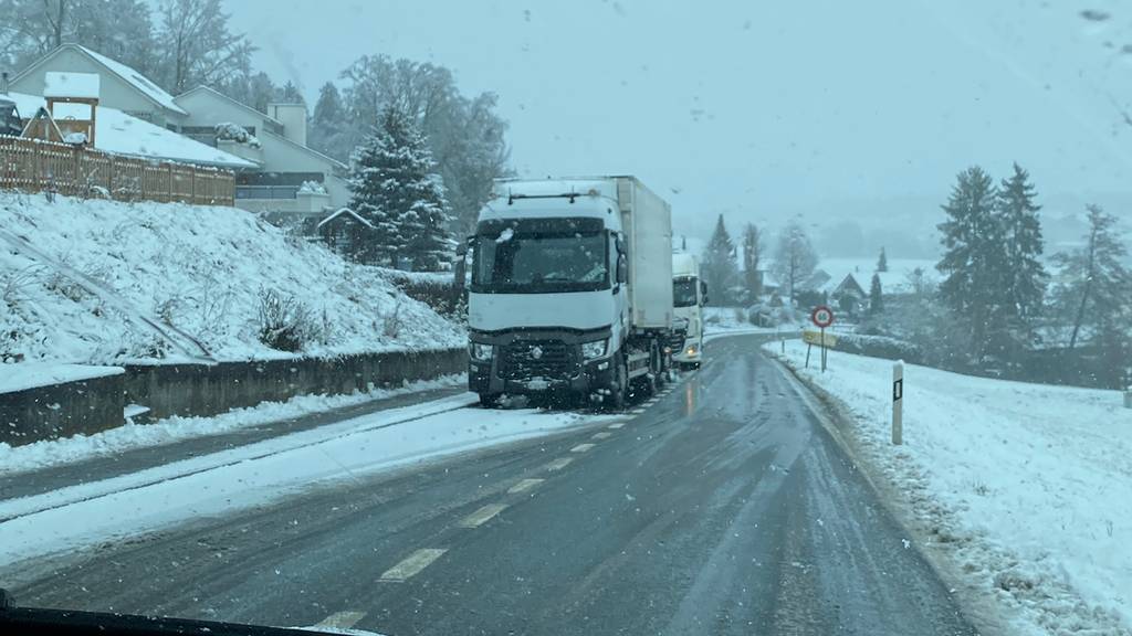Lastwagen stockender Verkehr Hochdorf Richtung Hildisrieden