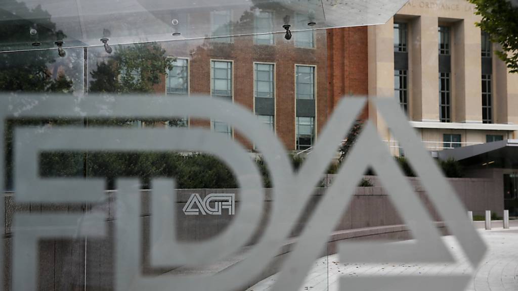 ARCHIV - Das Logo der US-Behörde für Lebens- und Arzneimittel an einem Gebäude der FDA. Foto: Jacquelyn Martin/AP/dpa