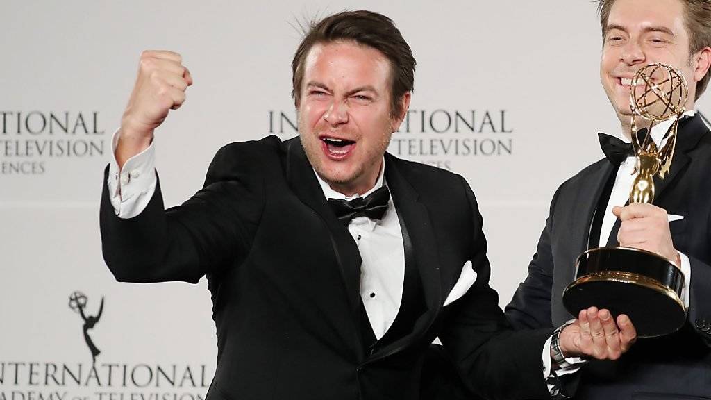 Der deutsche Regisseur Matthias Bittner (links) und Produzent Paul Zischler freuen sich über ihren Emmy.