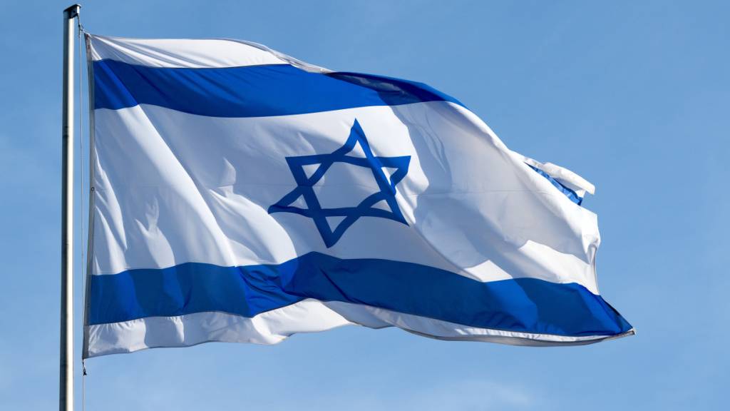 ARCHIV - Die Flagge von Israel weht vor blauem Himmel. Foto: Sven Hoppe/dpa