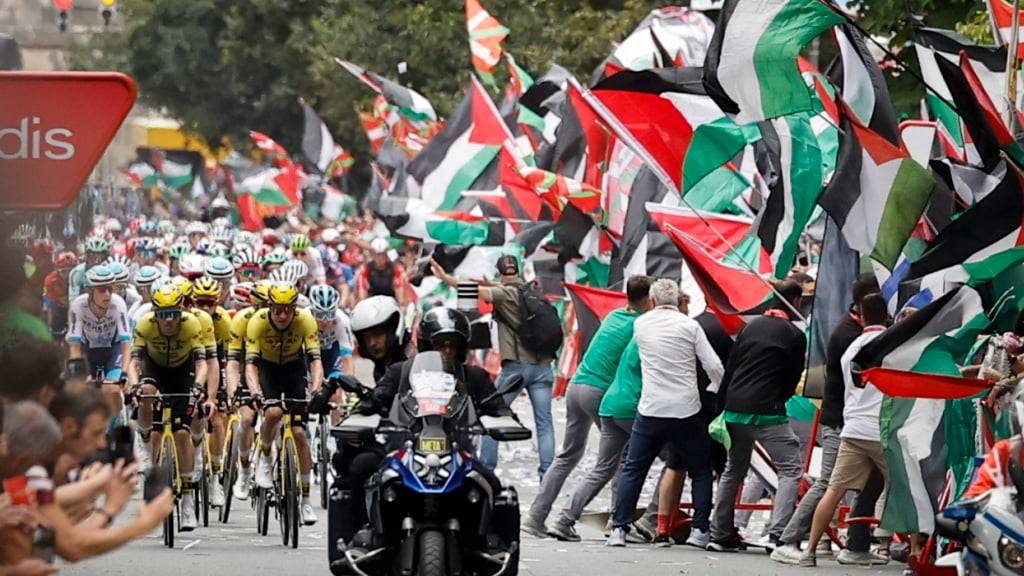 Die Sicherheitskräfte hatten bei der ersten Durchfahrt des Feldes in Bilbao alle Mühe der Welt die Demonstranten von der Strasse fernzuhalten