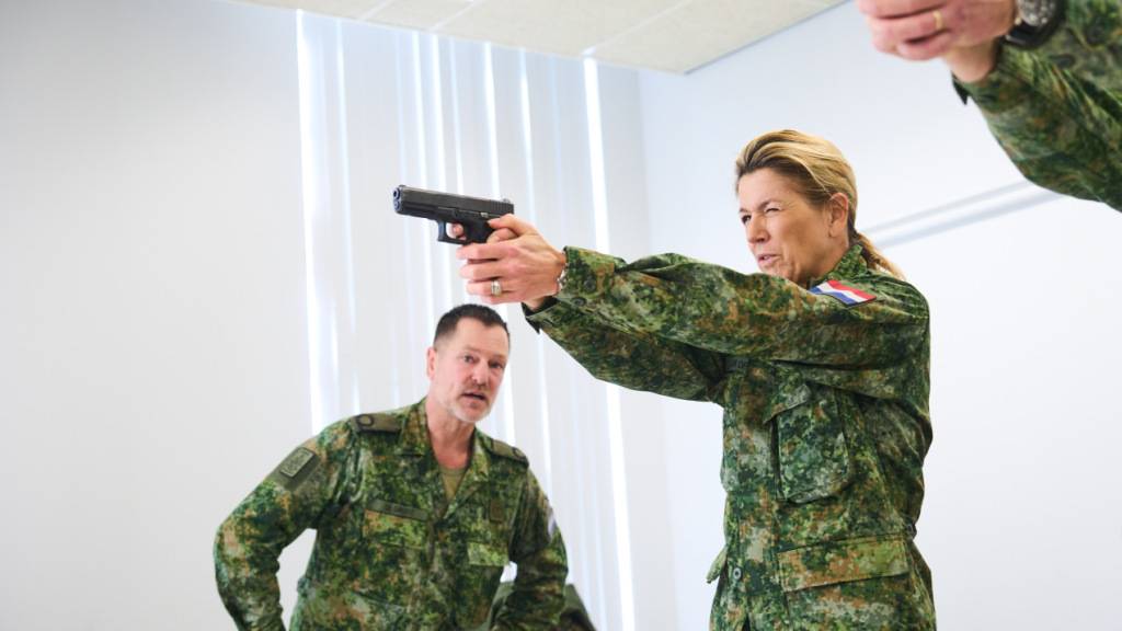 HANDOUT - Dieses vom niederländischen Verteidigungsministerium zur Verfügung gestellte Bild zeigt Königin Máxima, die am 4. Februar 2026 in Breda, Niederlande, eine Ausbildung als Reservistin der Königlichen Niederländischen Armee beginnt. Foto: Phil Nijhuis/Netherlands Ministry of Defense/AP/dpa