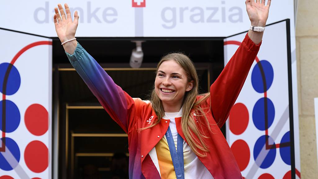 Zoé Claessens wird im Maison Suisse für ihre Bronzemedaille gefeiert