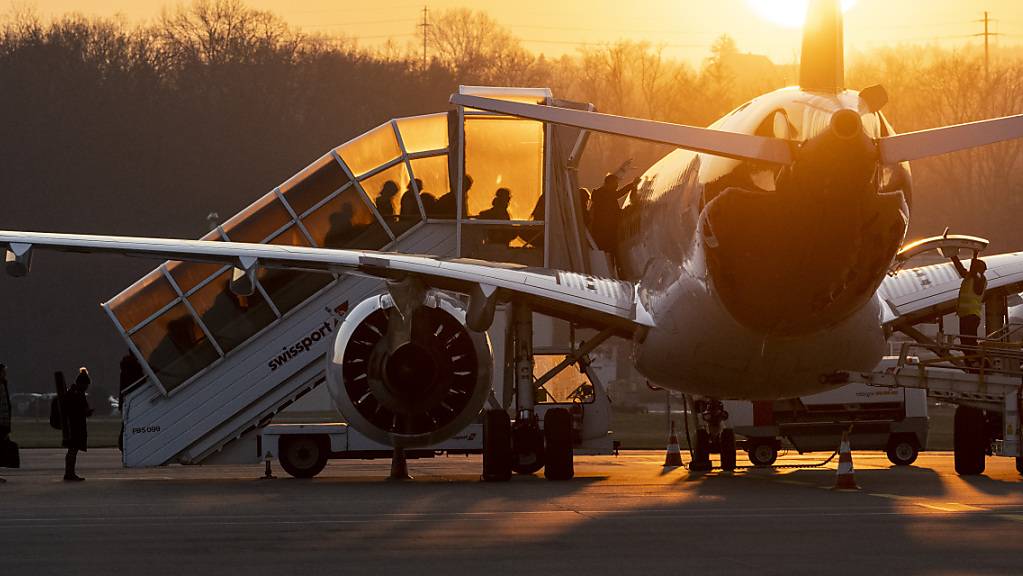 Menschen steigen am Flughafen Zürich in ein Flugzeug. Der weltweite Flugverkehr war 2023 wieder fast so hoch wie noch vor der Pandemie. (Symbolbild)