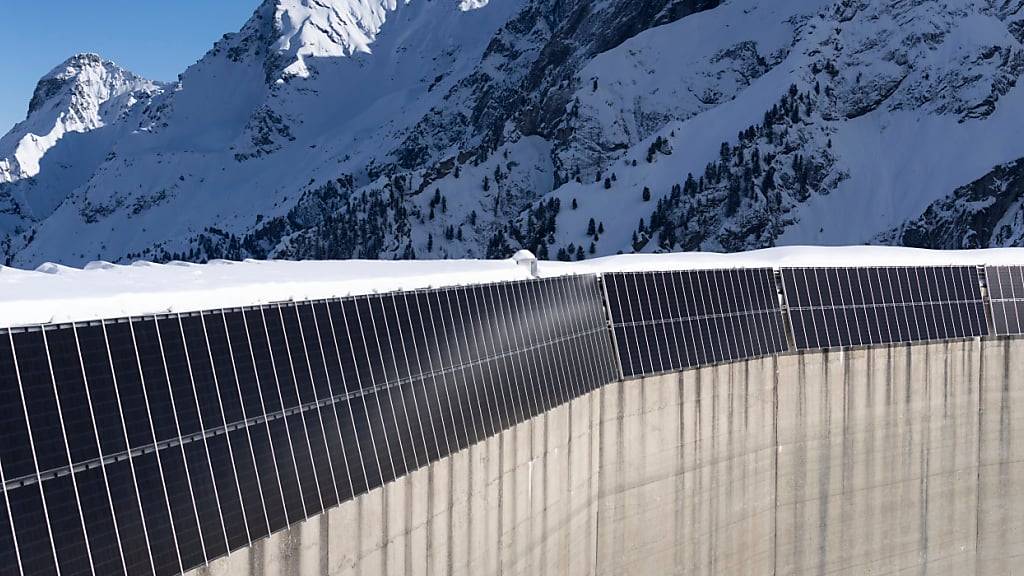 EWZ kann unter anderem mehr in hochalpine Solaranlagen investieren - wie hier an der Albigna-Staumauer im Bergell. (Archivbild)