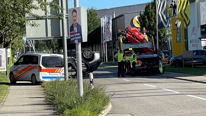 Auto kracht in Kandelaber und landet auf Dach – Strasse gesperrt