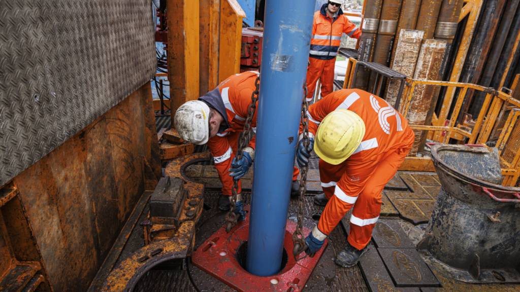 Für ein Geothermieprojekt im Kanton Thurgau wird in zehn Zürcher Gemeinden der Untergrund gemessen. Dafür werden leicht spürbare Vibrationen abgegeben. Im Bild Bohrarbeiten für ein Projekt in der Westschweiz. (Symbolbild)
