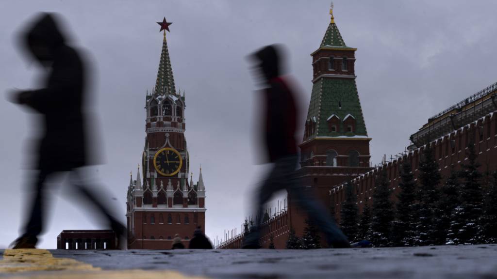ARCHIV - Menschen gehen vor dem Erlöserturm des Kreml über den Roten Platz. Foto: Alexander Zemlianichenko/AP/dpa