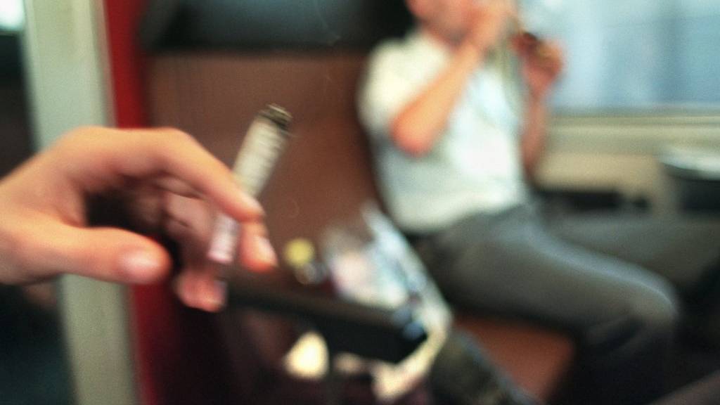 Ein Jugendlicher raucht auf einer Zugfahrt einen Joint, aufgenommen am 26. August 2003. (KEYSTONE/Martin Ruetschi)