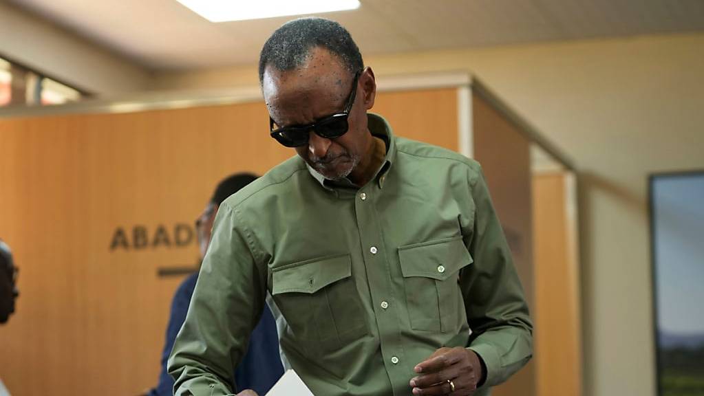 ARCHIV - Ruandas Präsident Paul Kagame gibt seine Stimme bei der Präsidentschaftswahl ab. Foto: Brian Inganga/AP/dpa