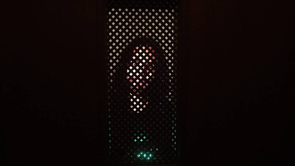 Der mit Künstlicher Intelligenz ausgestattete Beichtvater Jesus in der Luzerner Kunstinstallation.