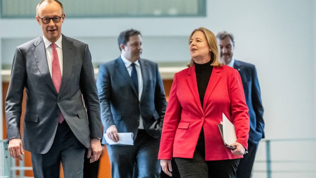 Deutschlands Bundeskanzler und CDU-Chef Friedrich Merz (CDU) mit den SPD-Vorsitzenden Lars Klingbeil und Bärbel Bas sowie CSU-Chef Markus Söder (von links). Foto: Michael Kappeler/dpa