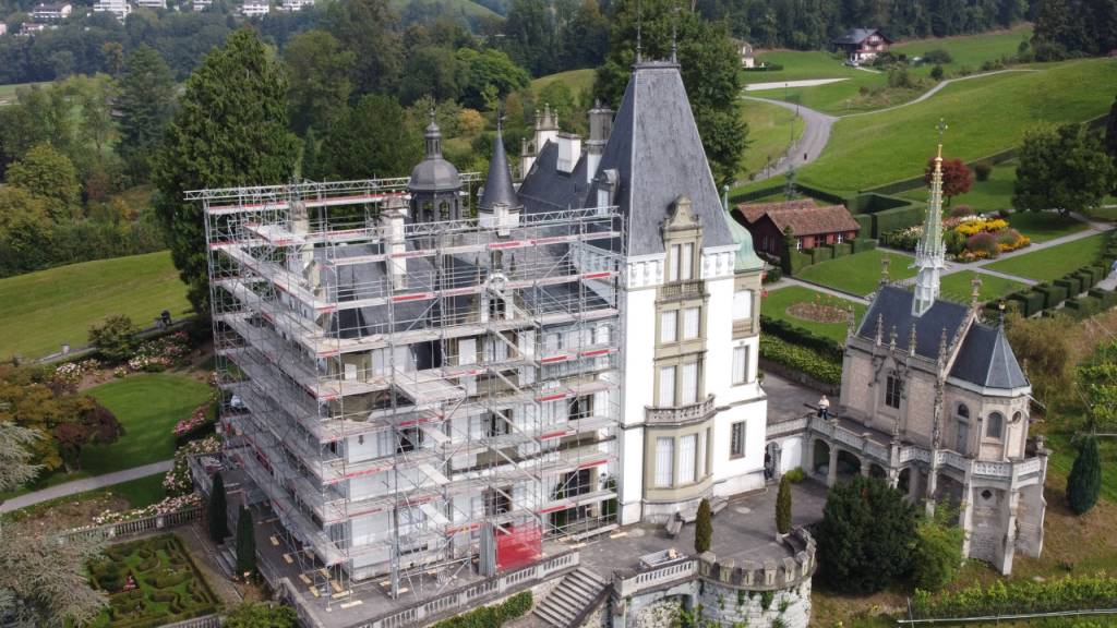 Die Dachsanierung von Schloss Meggenhorn macht einen Grossteil der Investitionen der Gemeinde aus.