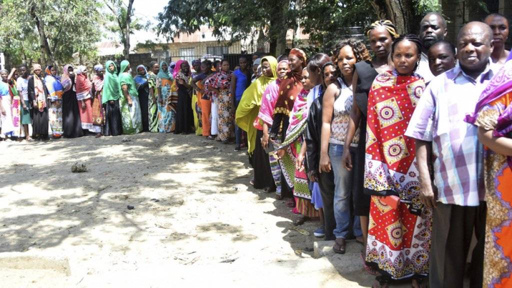 Wählerschlange am Donnerstag in Mombasa.