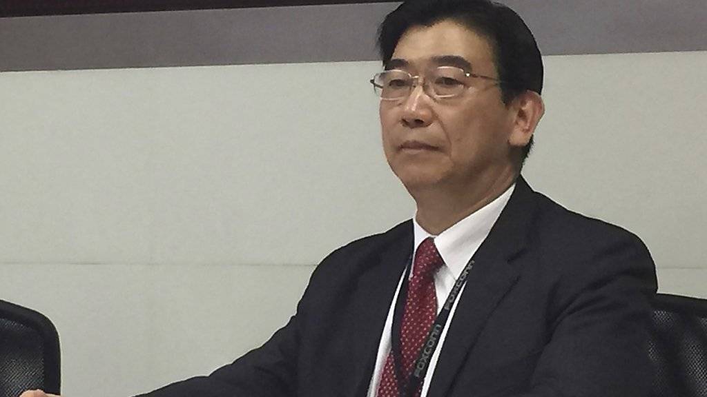 Foxconn-Sprecher Simon Hsing verkündet an einer Medienkonferenz in Taipeh die Übernahme des japanischen Elektronikkonzerns Sharp.
