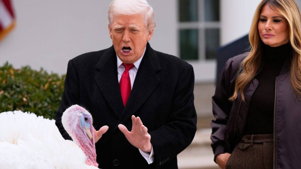 US-Präsident Donald Trump und First Lady Melania Trump stehen neben dem nationalen Thanksgiving-Truthahn Gobble im Rosengarten des Weißen Hauses. Foto: Julia Demaree Nikhinson/AP/dpa