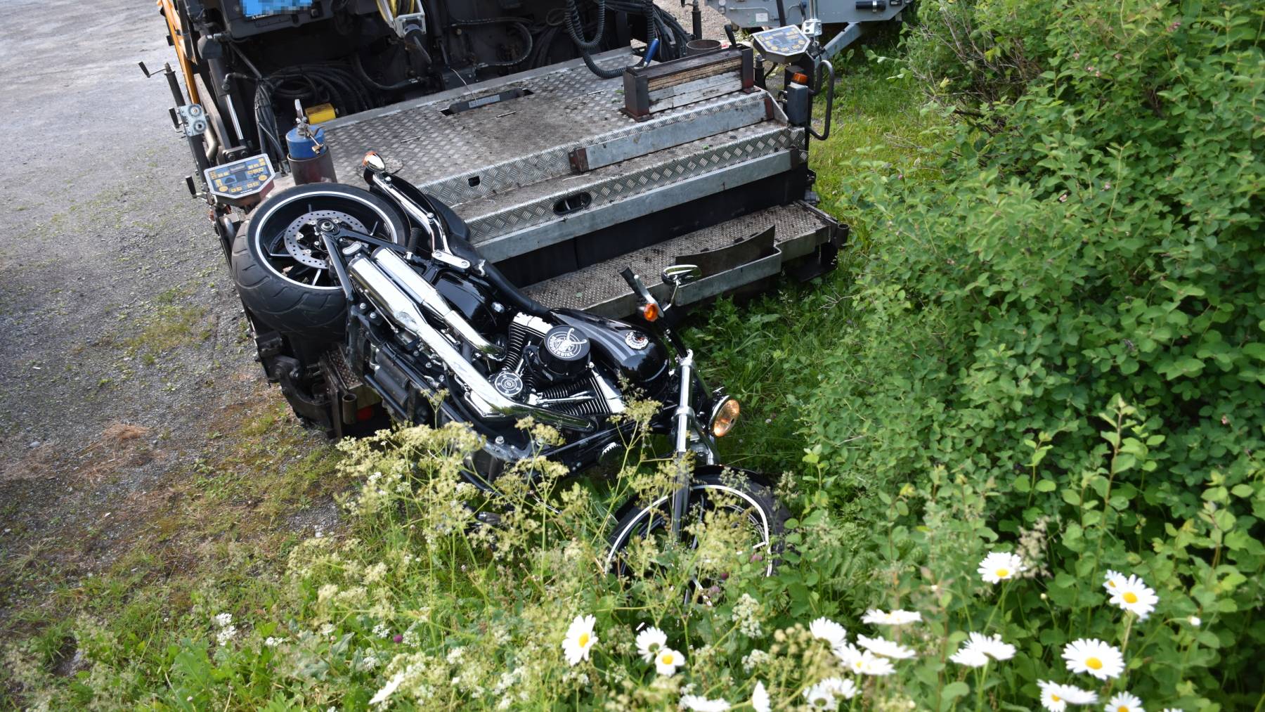 Die Polizei fand nahe der Leiche ein Motorrad. Sie geht von einem Verkehrsunfall aus.
