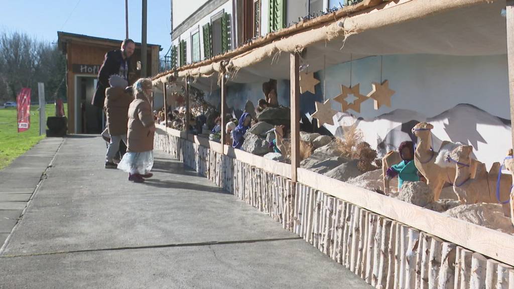 Auf einem Bauernhof in Bätterkinden gibt es eine 16 Meter lange Krippe