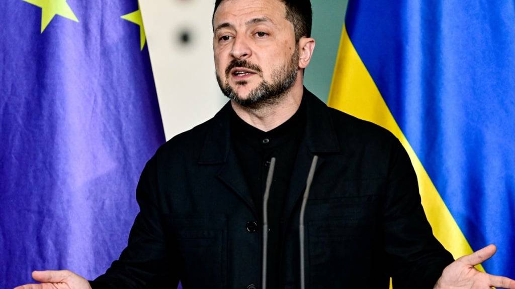 Wolodymyr Selenskyj, Präsident der Ukraine, gibt im Bundeskanzleramt nach einem Treffen mit Bundeskanzler Merz eine Pressekonferenz. Der ukrainische Präsident Selenskyj ist zu einem eintägigen Besuch in der deutschen Hauptstadt. Foto: Fabian Sommer/dpa