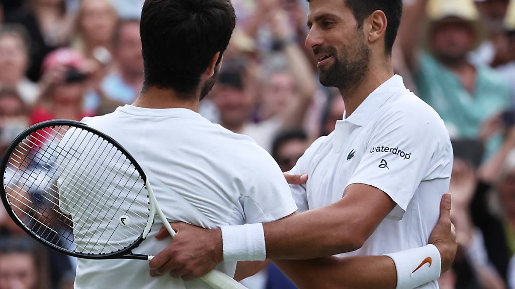 Novak Djokovic gratuliert Carlos Alcaraz (links) zu dessen Sieg im Wimbledon-Final