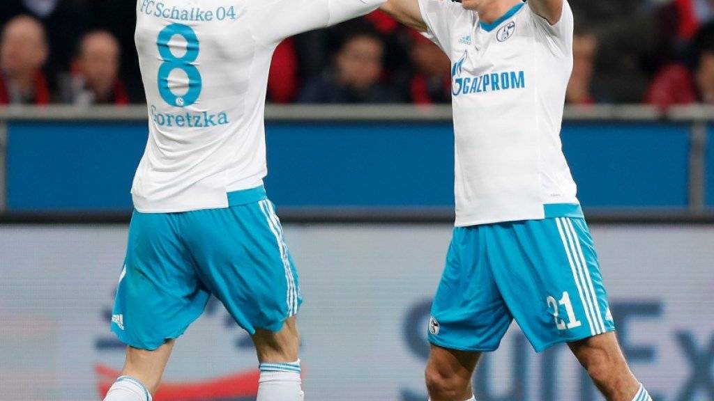 Die Schalker Alessandro Schöpf (rechts) und Leon Goretzka feiern in der 18. Minute bereits den dritten Treffer