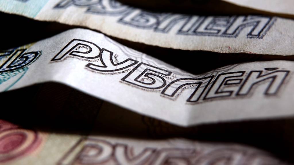 ARCHIV - Das russische Wort für Rubel ist auf verschiedenen Rubel-Banknoten zu lesen. Foto: Karl-Josef Hildenbrand/dpa