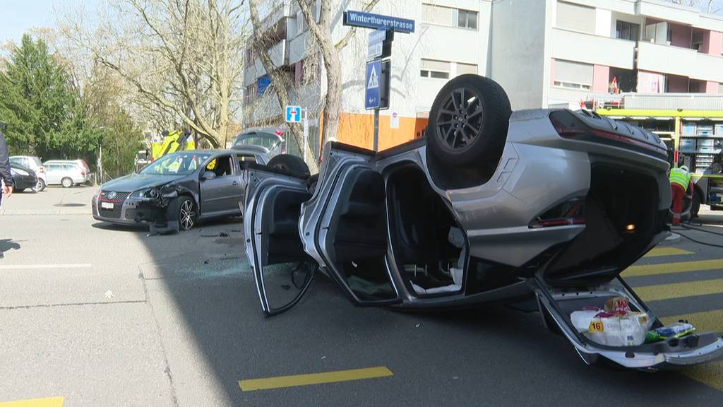 Auto landet nach spektakulärem Unfall in Schwamendingen auf dem Dach