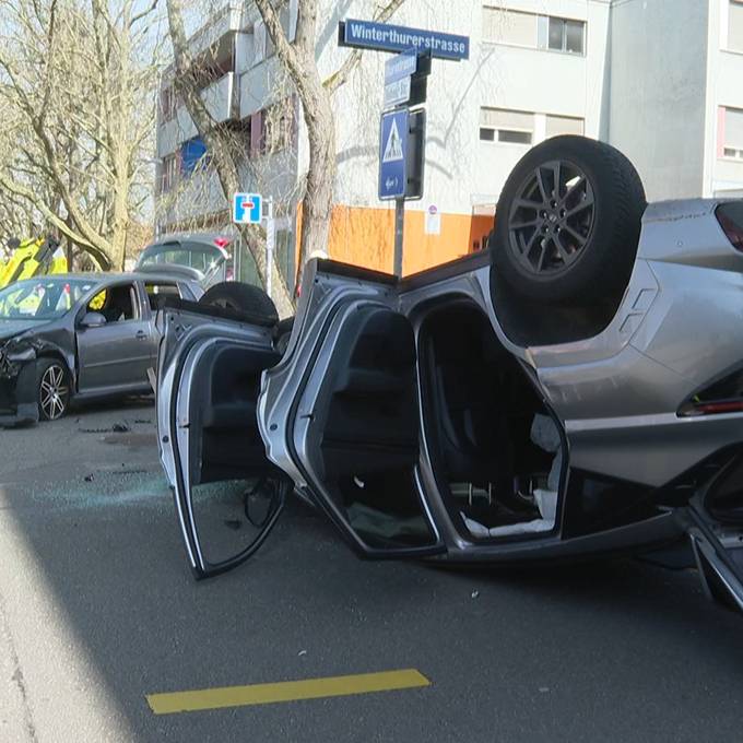 Auto landet nach spektakulärem Unfall in Schwamendingen auf dem Dach