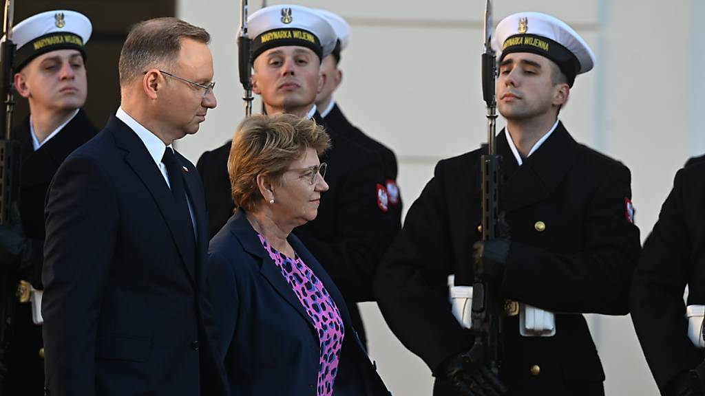 Der polnische Präsident Andrzej Duda (links) empfängt Bundespräsidentin Viola Amherd in Warschau. Vor dem Präsidentenpalast schreiten beide die Ehrengarde ab.