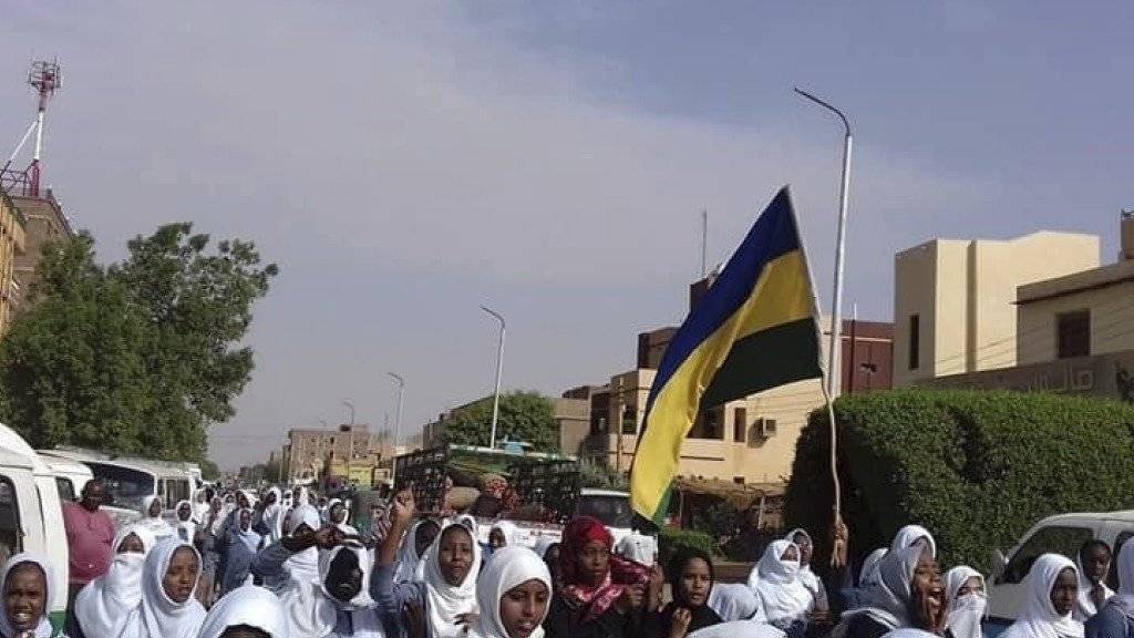 In ihre Schuluniformen gekleidet und sudanesische Flaggen schwenkend skandierten am Dienstag Schülerinnen und Schüler Parolen wie «Einen Schüler töten heisst ein Land zu töten». Bei Protesten gegen die Militärführung des Landes waren am Montag fünf Schüler getötet worden.