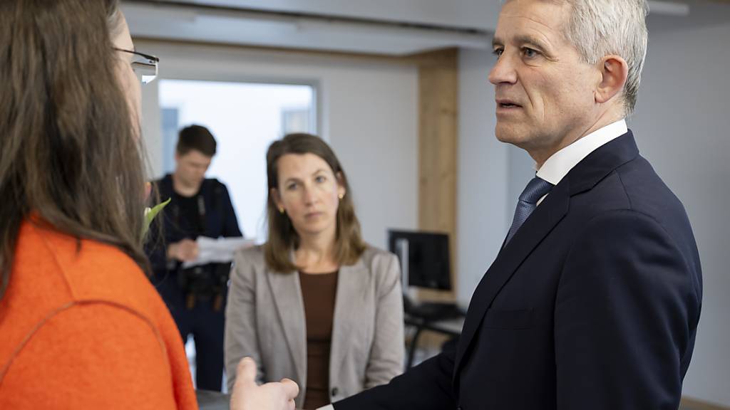 Der neue Justizminister Beat Jans steht im Asyldossier vor anspruchsvollen Aufgaben, wie er in einem Interview mit der Nachrichtenagentur Keystone-SDA sagte. Am Freitag besuchte er das Bundesasylzentrum in Basel.