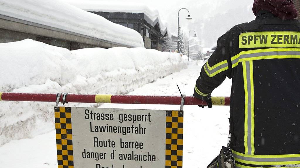 Ein Lawinenabgang hat am Donnerstag zu einem Unterbruch der Bahnstrecke nach Zermatt geführt. Der Wintersportort hatte bereits im Januar mit starken Schneefällen zu kämpfen.