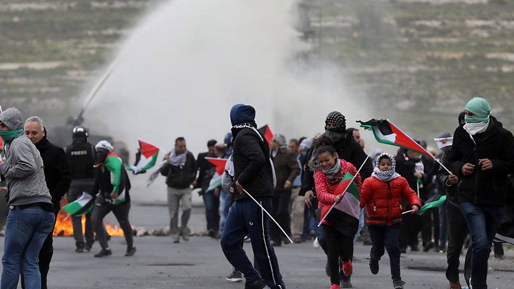 Erneute Eskalation: Palästinensische Demonstranten fliehen am Samstag vor Tränengas der israelischen Sicherheitskräfte.