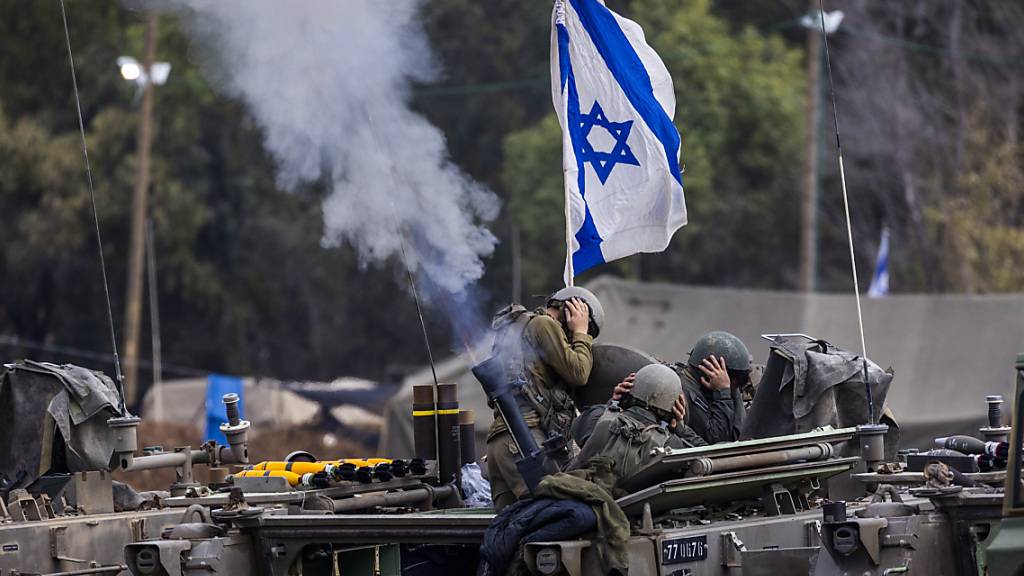 Israelische Soldaten feuern an der Grenze zwischen dem Gazastreifen und Israel Raketen ab. Foto: Ilia Yefimovich/dpa