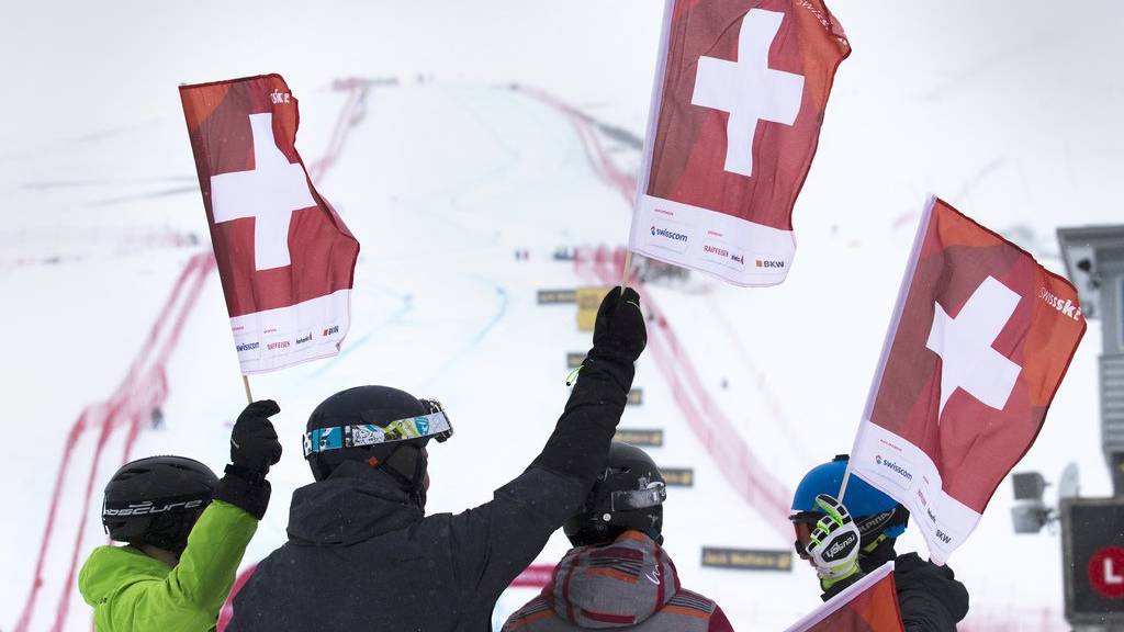 Schweizer Skifans schwenken in St.Moritz ihre Fahnen.