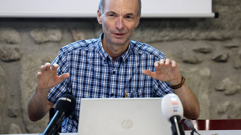 Pierre-Alain Bruchez, Initiator des Referendums gegen den «Mantelerlass», während einer Medienkonferenz im vergangenen Oktober. (Archivbild)