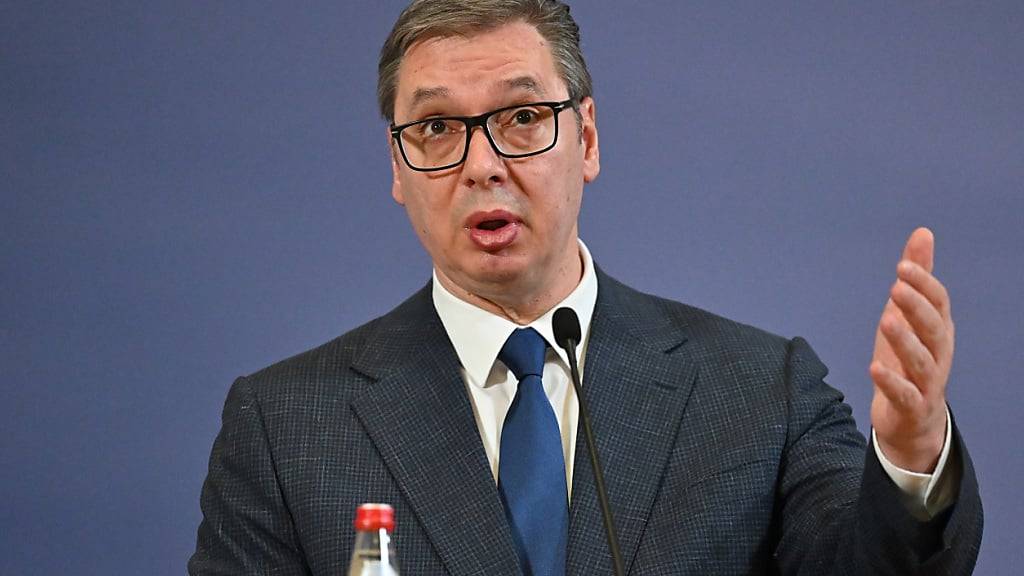 Aleksandar Vucic, Präsident von Serbien, spricht während einer gemeinsamen Pressekonferenz mit Bundesverteidigungsminister Pistorius. Foto: Soeren Stache/dpa