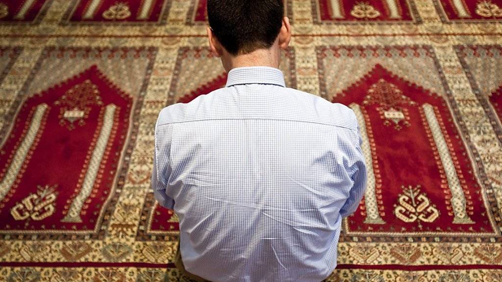 Für den Glauben junger Muslime in der Schweiz spielen Meinungen von Eltern, Freunden und Vertrauenspersonen in den Moscheegemeinden eine wichtige Rolle. Kleiner als angenommen ist der Einfluss der Imame in den Moscheen oder von Internet-Predigern. (Archivbild)